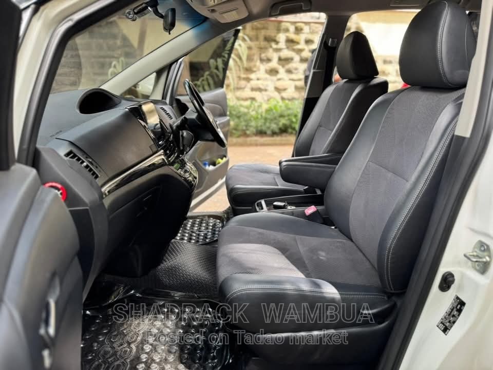 Toyota Estima Aeras 3