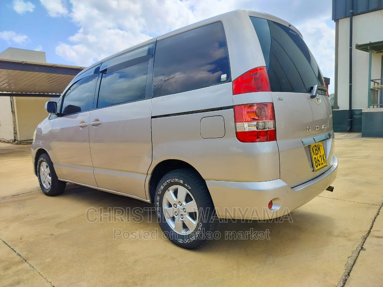 TOYOTA NOAH 2