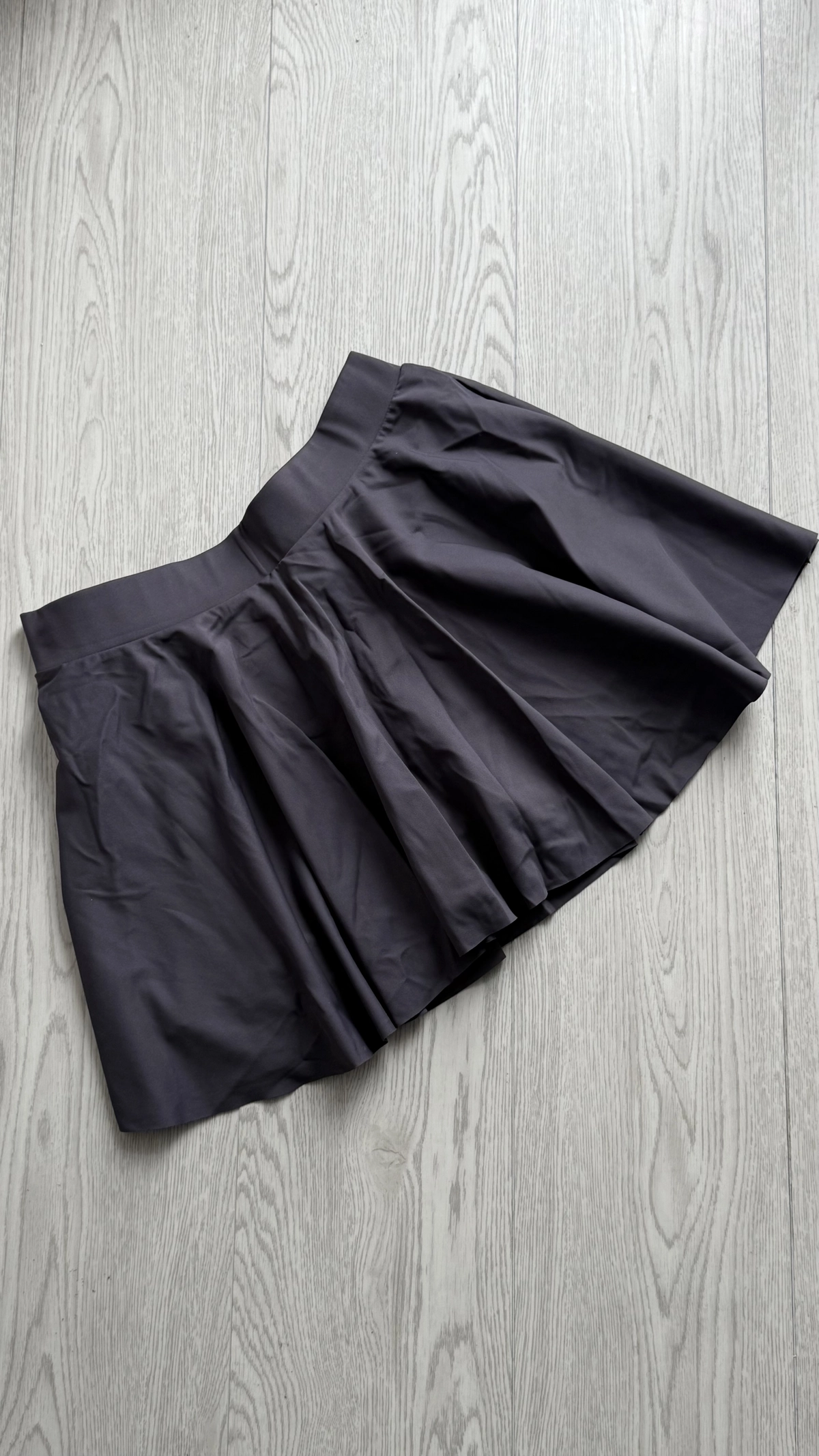 SHORT POLLERA ALESSIA GRIS OSCURO