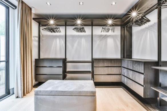 Features of Choosing Built-in Fitted Wardrobes for Your Apartment