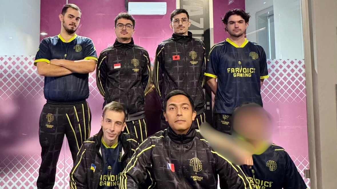 L'équipe PUBG Mobile de FarVoice Gaming en survêtements du club lors de la PMSL à Istanbul