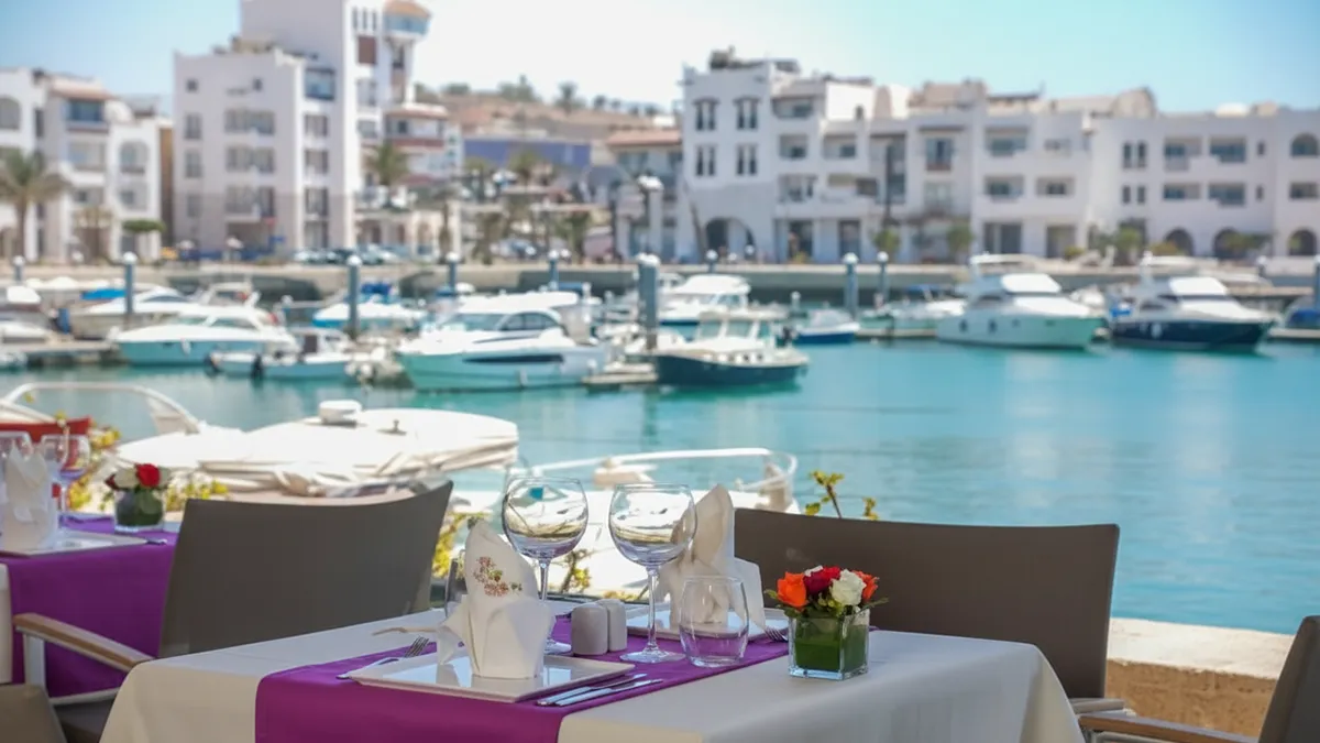 Quais animés de la Marina d'Agadir avec boutiques, restaurants de fruits de mer, bars lounge et bateaux amarrés