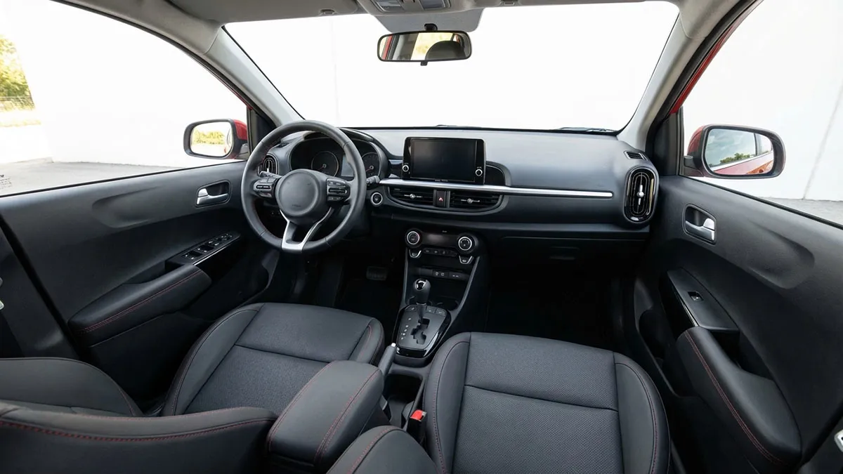 Intérieur spacieux et moderne de la Kia Picanto 2025 avec écran tactile central et sièges enveloppants.