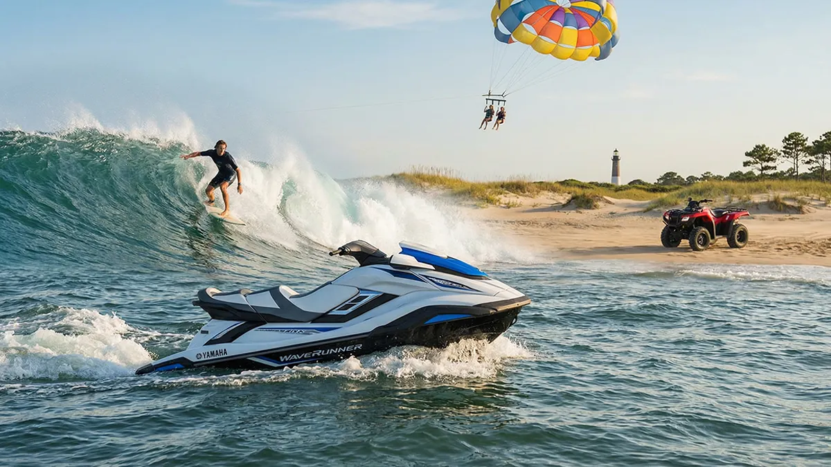 Vue panoramique incluant un jet ski sur l’eau, un surfeur sur une vague à droite, un parapente dans le ciel et un quad sur les dunes à gauche, illustrant diverses activités nautiques et excursions