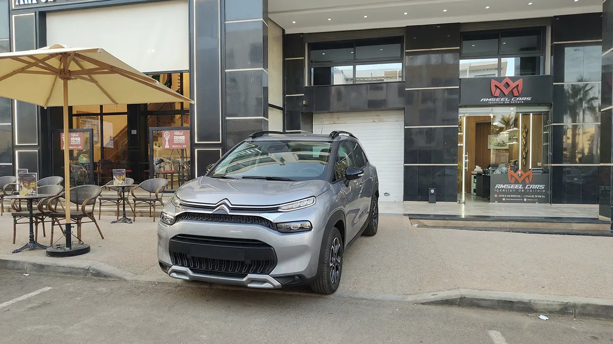 Citroën C3 Aircross Gris 2024 stationnée devant une agence de location de voitures moderne à Agadir – C3 Aircross