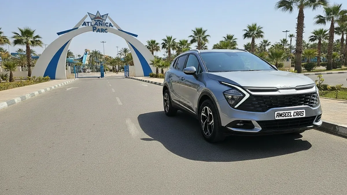 Voiture de location moderne garée devant Atlantica Park avec une famille préparant son excursion – atlantica park