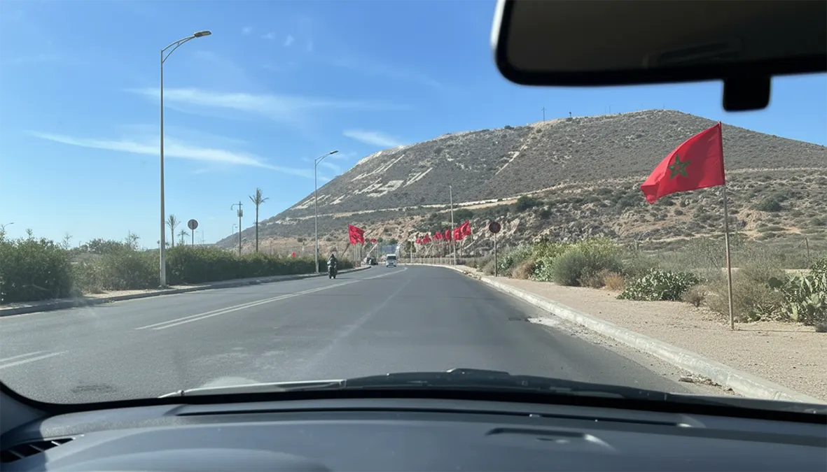 Taxi et bus circulant sur la route menant à danialand au sommet d’Agadir Oufella