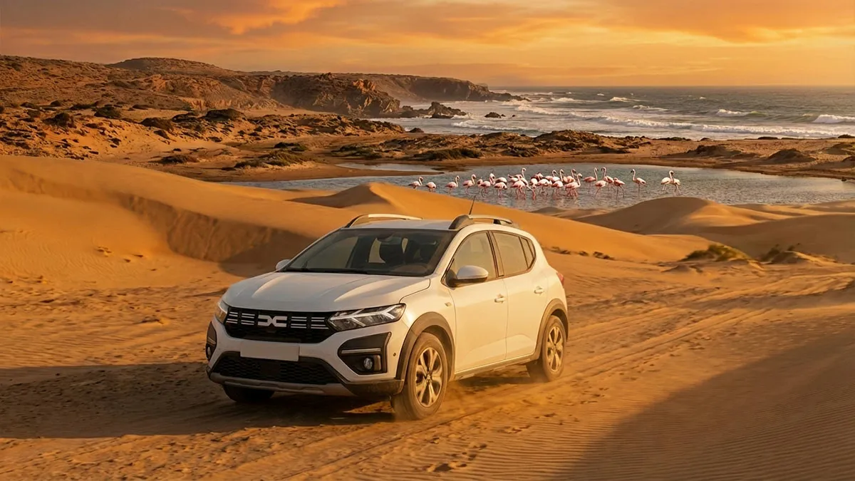 Dacia Sandero Stepway traversant les dunes au coucher du soleil dans la région de Souss Massa avec des flamants roses en arrière-plan, sans texte dacia sandero Stepway