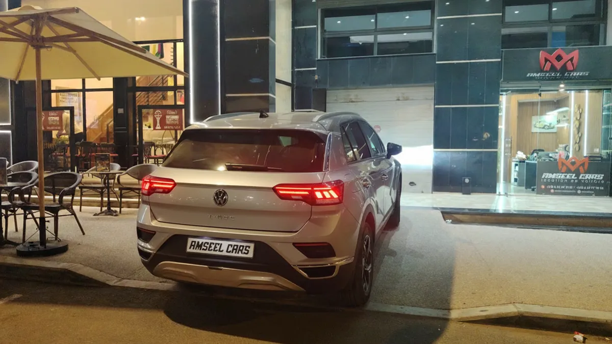 Volkswagen T-roc 2024 garé devant l’agence Amseel Cars à l’aéroport d’Agadir prêt à être loué, sans texte ni chiffres. T-roc