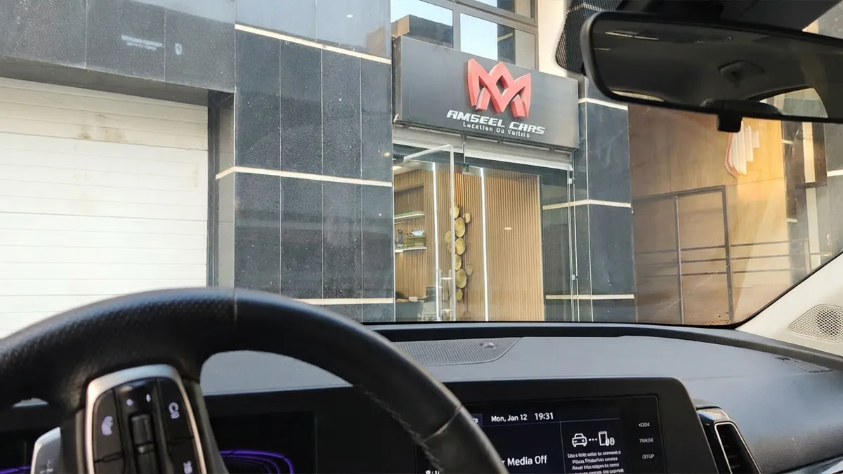Véhicule de location moderne devant l’entrée , représentant le service Amseelcars pour rejoindre le Maroc Racing Karting Agadir.