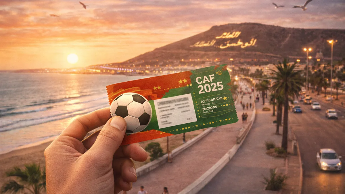 Agadir au coucher du soleil pendant la CAF 2025 avec billet de match et corniche en arrière-plan