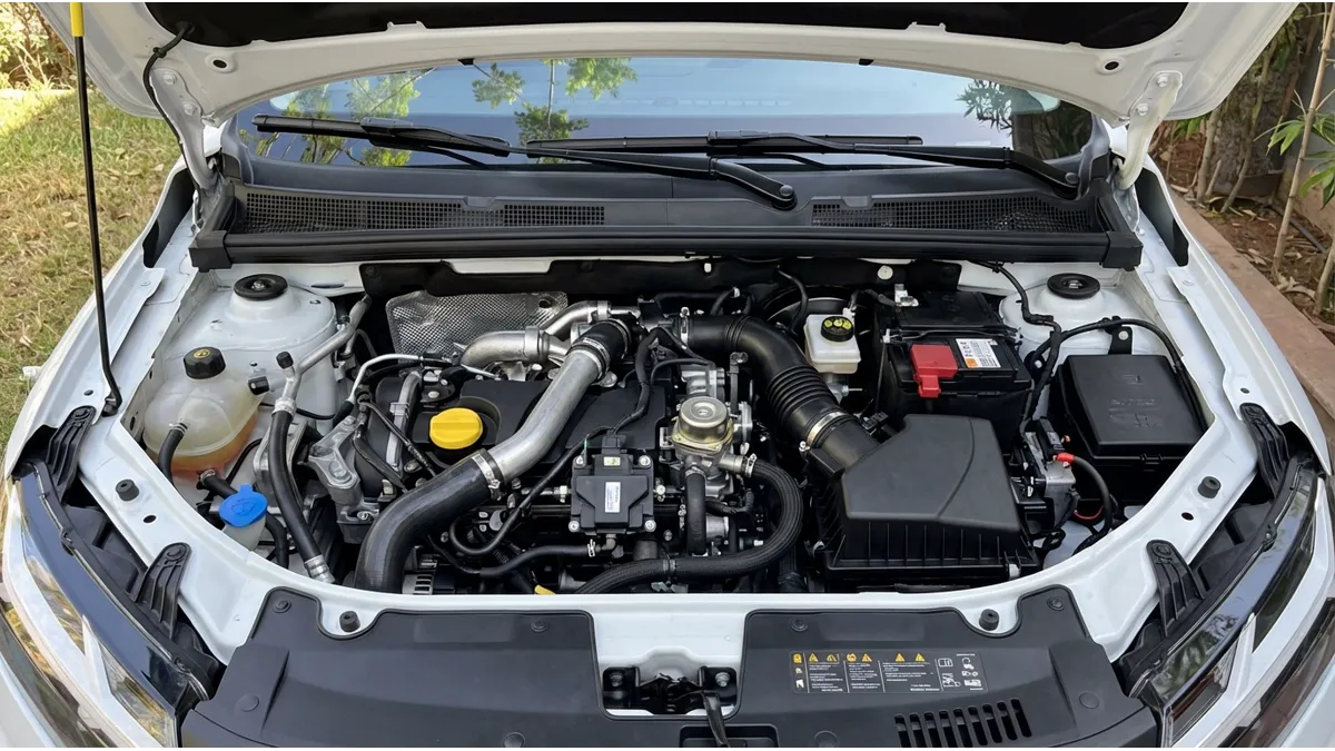 Gros plan sur le compartiment moteur d'une Dacia Logan 2024 avec le bloc TCe 90 turbo visible et le système GPL, illustrant la performance et la consommation optimisée de la Dacia Logan