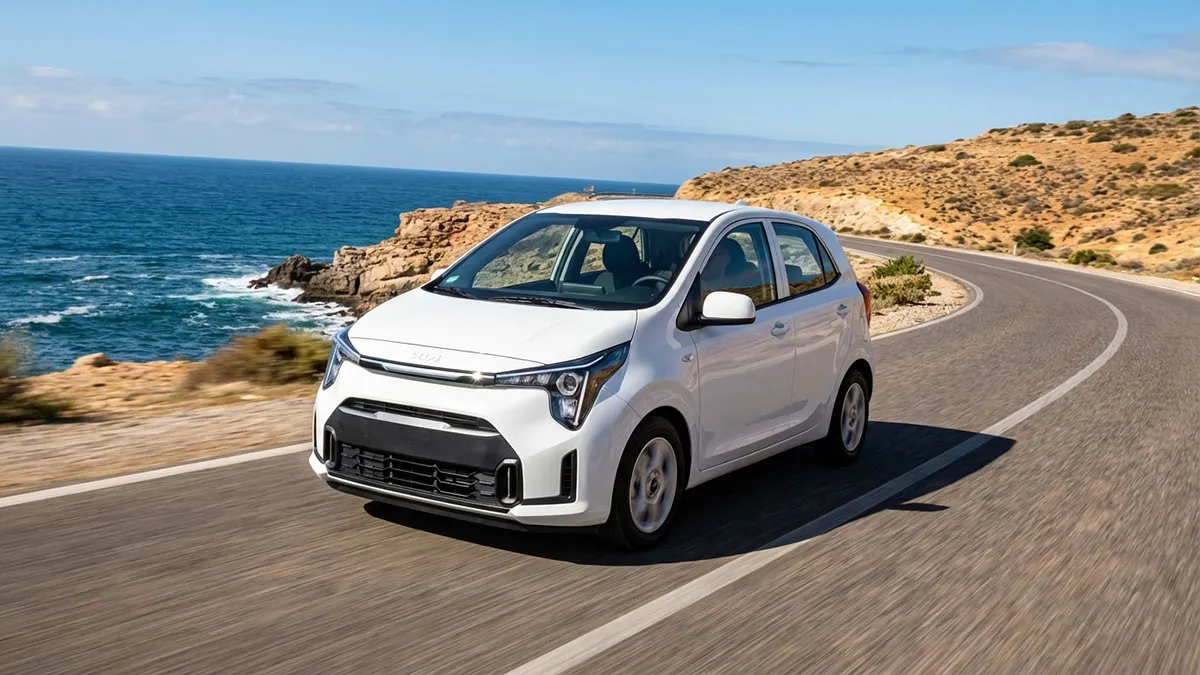 Kia Picanto 2025 circulant sur une route côtière au Maroc, démontrant sa robustesse et sa tenue de route.