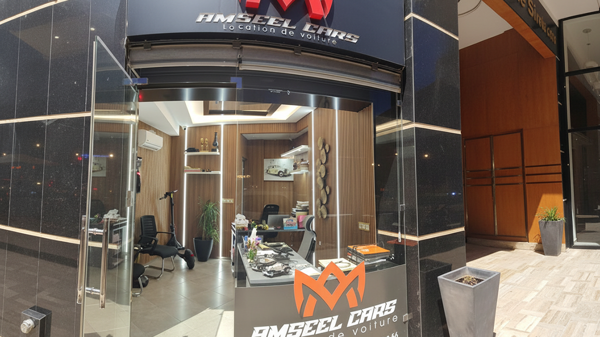 agence de location de voiture d’AmseelCars à Agadir, décor accueillant et professionnel, illustrant le service de location