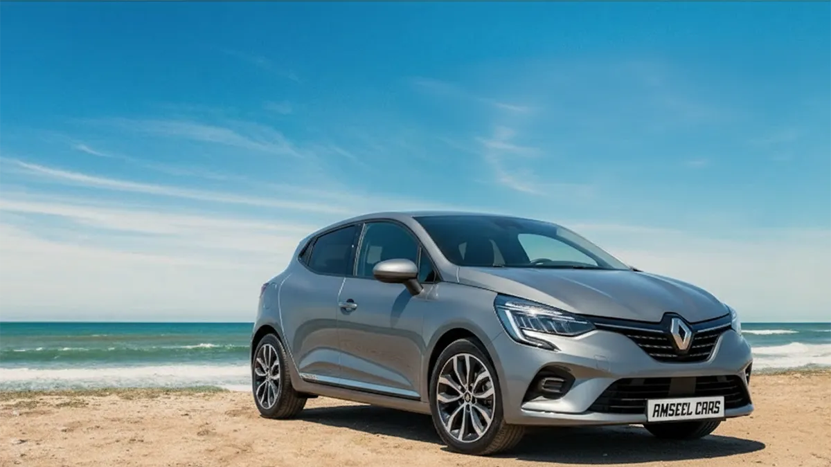 Renault Clio 5 stationnée devant la plage d’Agadir, palmiers et océan en fond, lumière ensoleillée, atmosphère de vacances. Clio 5