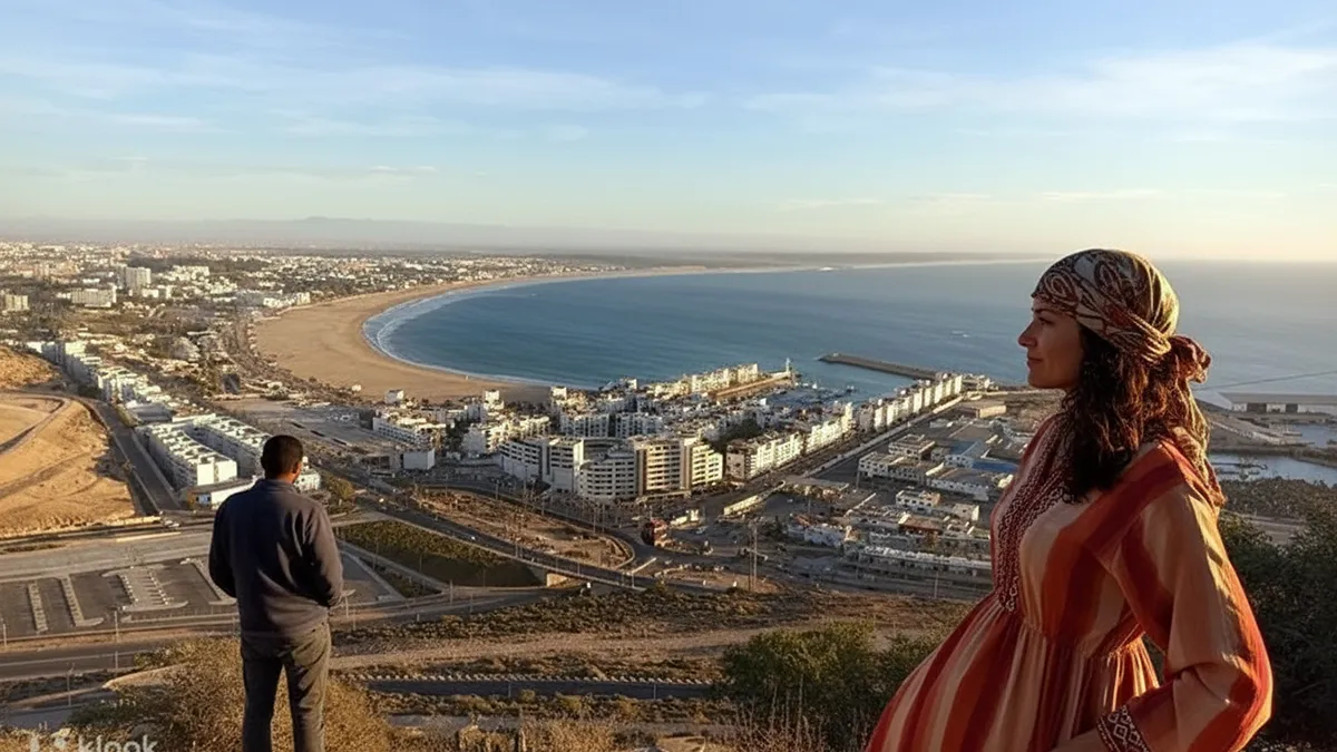 Visiteurs explorant les vestiges de la Kasbah près de danialand au coucher du soleil