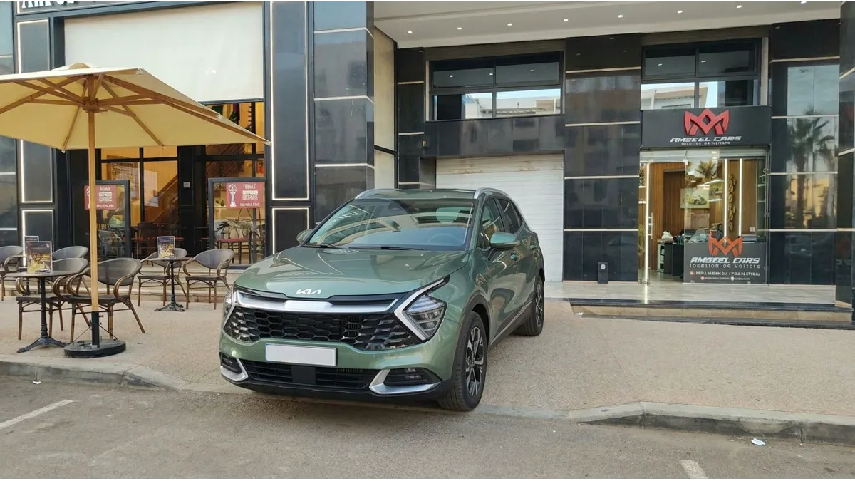 Kia Sportage stationné devant l’agence Amseelcars à Agadir avec enseigne et entrée visibles