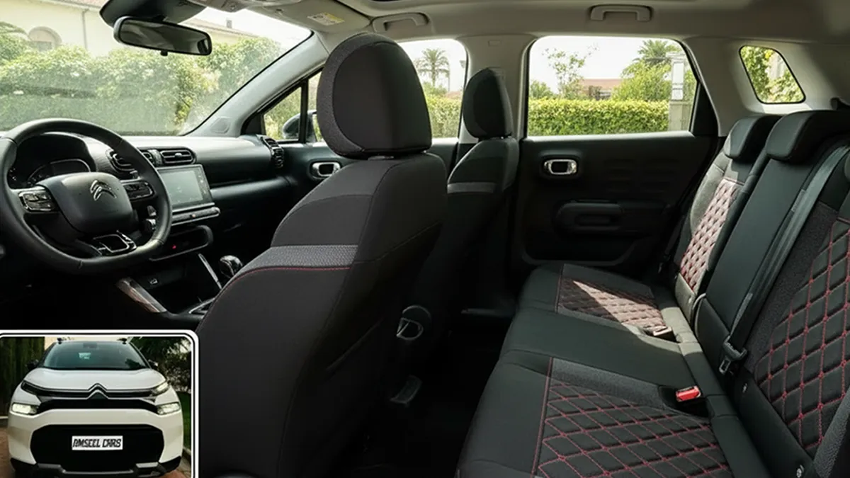 Intérieur de la Citroën C3 Aircross blanche 2024 montrant les sièges coulissants, le toit ouvrant panoramique et l’écran tactile multifonction