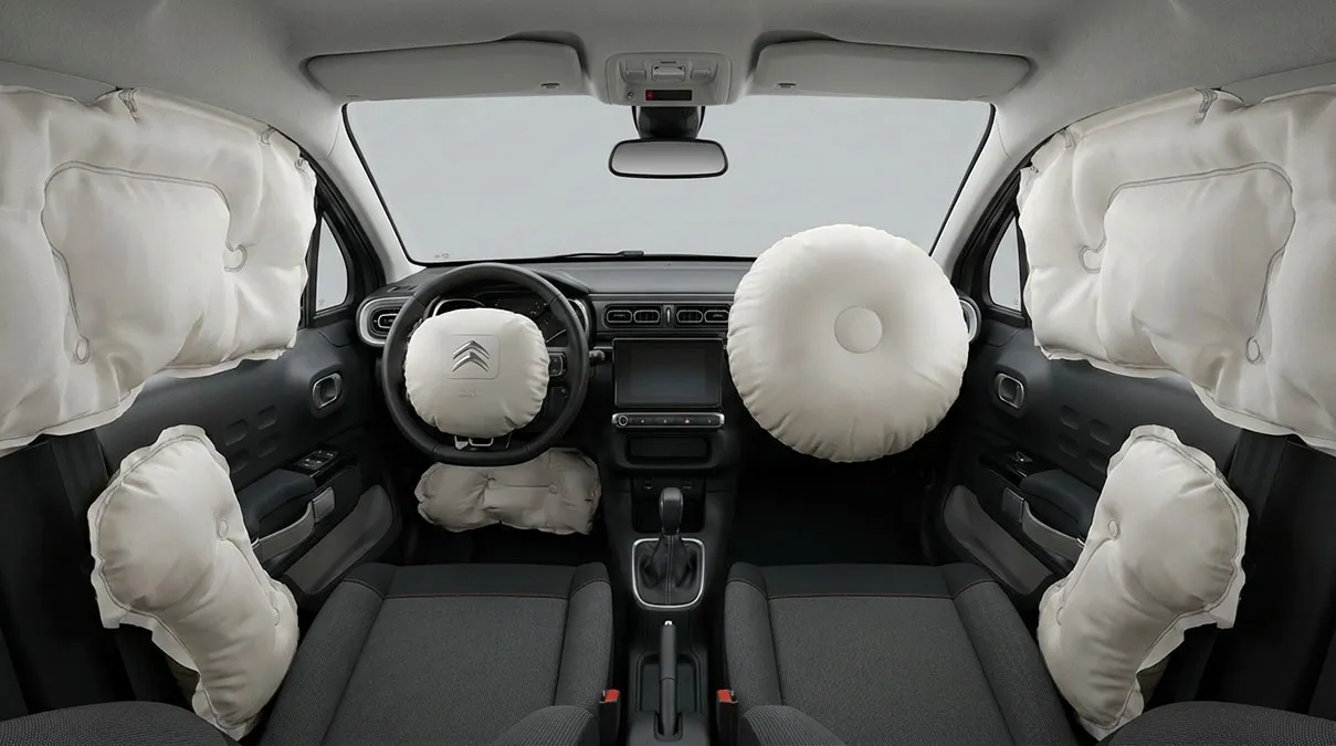 Intérieur d'une Citroën C3 Normal avec airbags frontaux et latéraux déployés