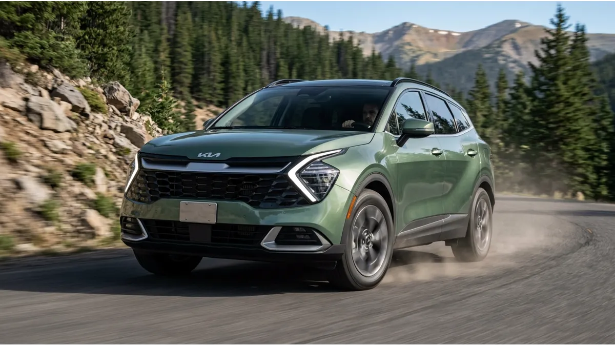 Kia Sportage traversant une route de montagne sinueuse, illustrant ses capacités de traction et de sécurité