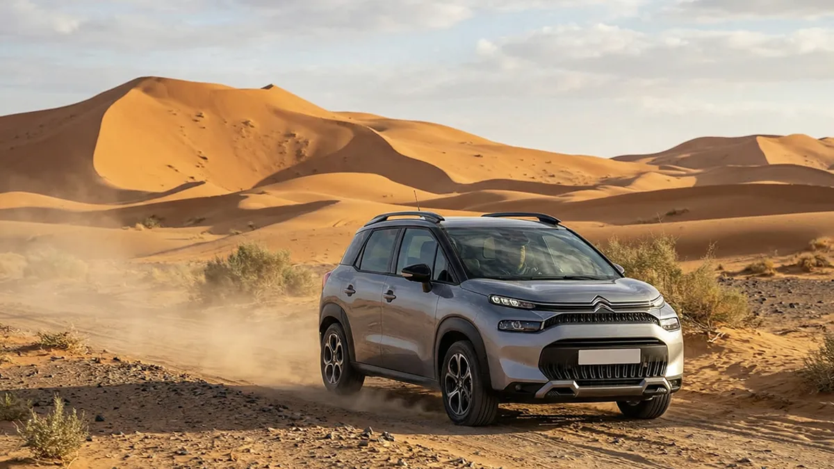 Citroën C3 Aircross Gris 2024 circulant sur une piste désertique près des dunes du Sahara marocain – C3 Aircross