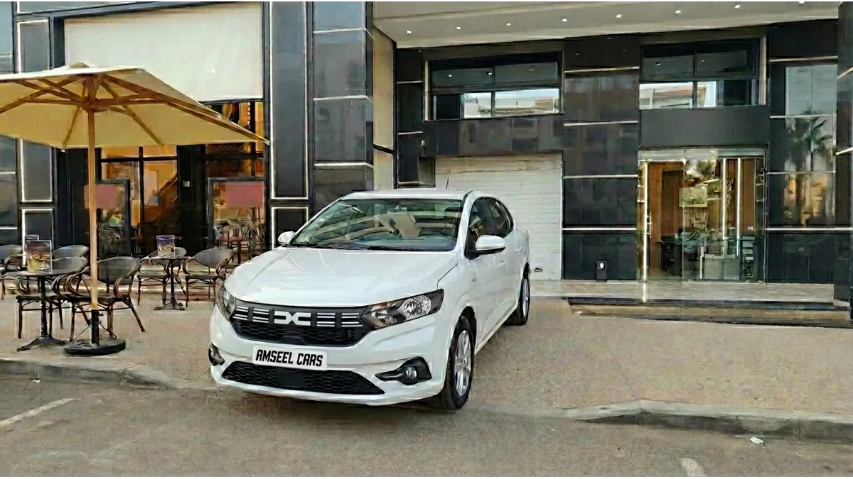 Une Dacia Logan 2024 stationnée devant le comptoir Amseelcars à Agadir avec un employé prêt à remettre les clés, illustrant le service de location de Dacia Logan