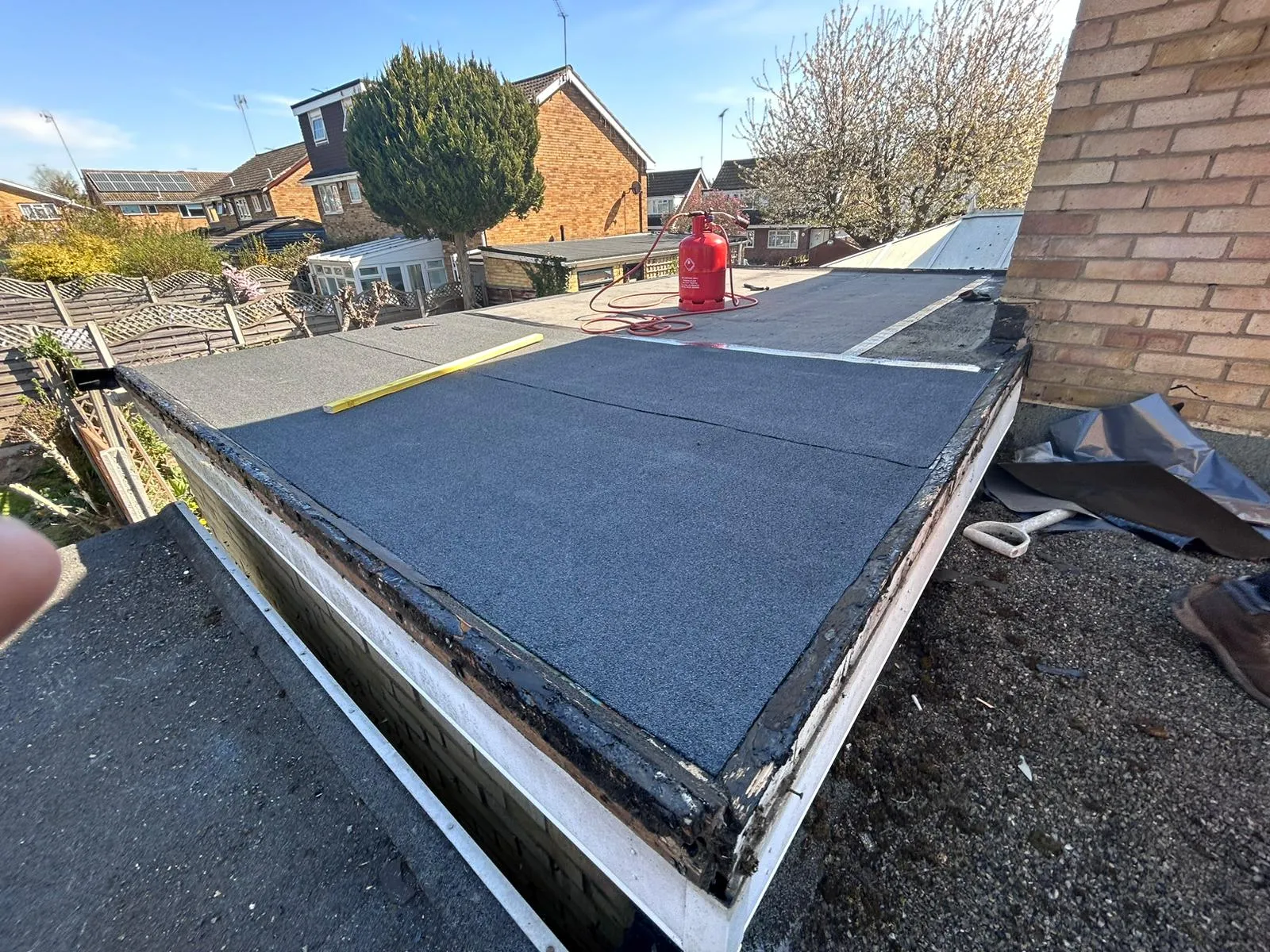 Installing felt on a flat roof