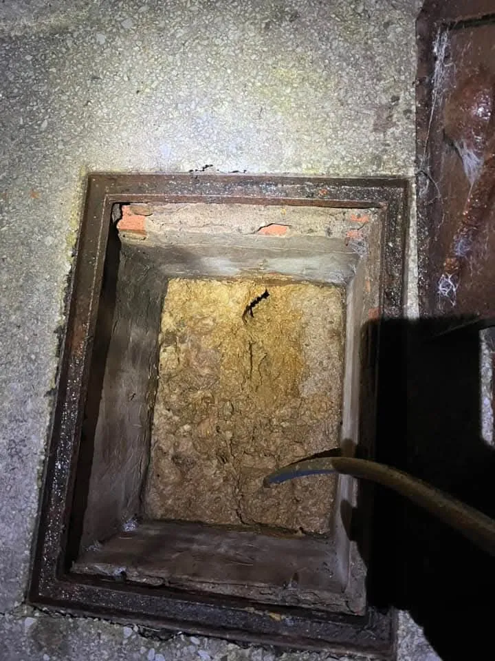 Open drain inspection chamber with equipment for surveying or unblocking.