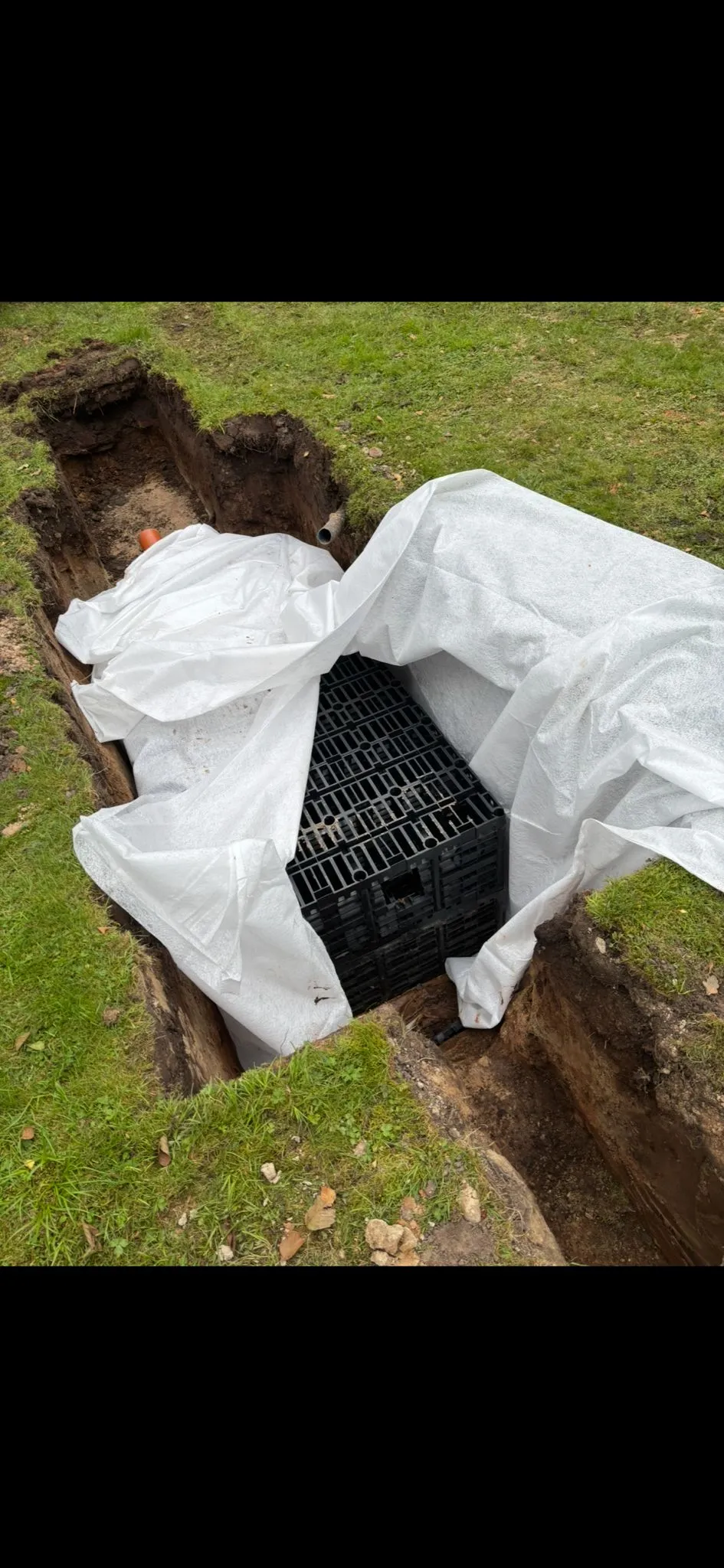 Installation of a modular soakaway drainage system in an excavated trench