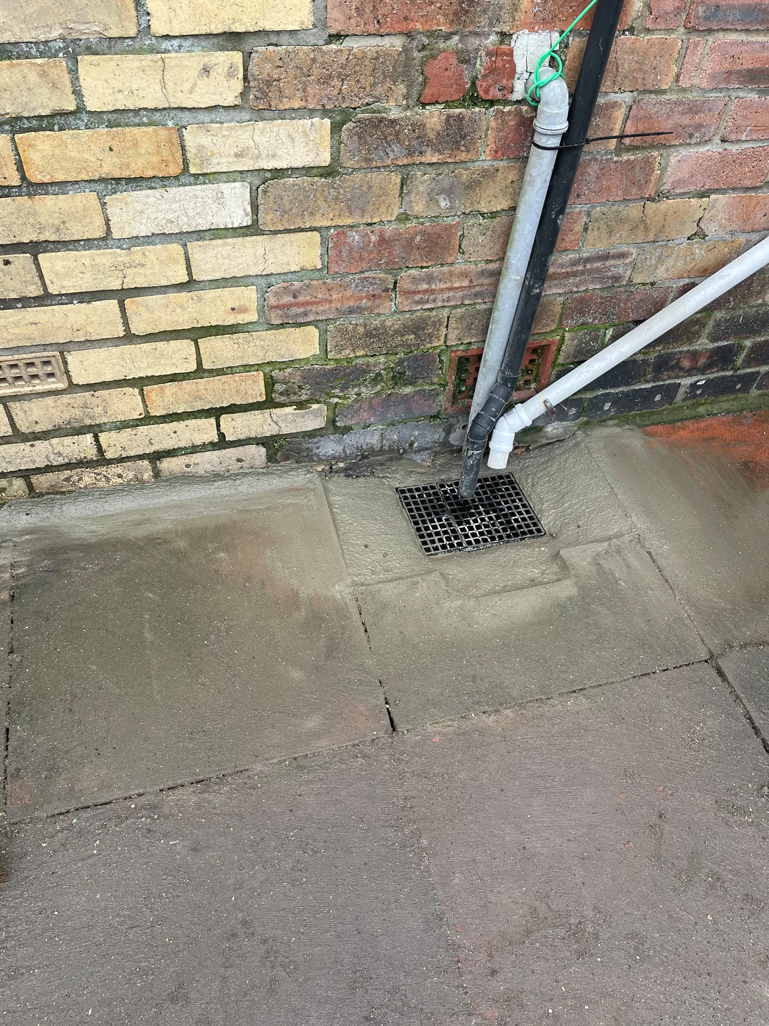 Outdoor drain gully indicating setup for high-pressure water jetting