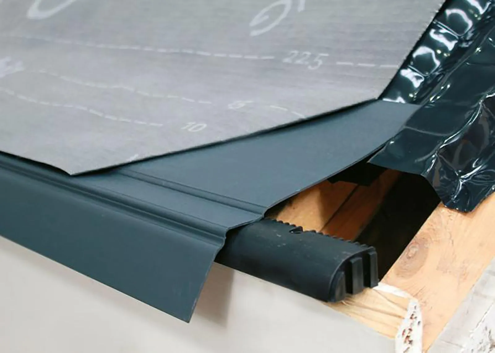 Professional pitched roof installation showing roofing felt, eaves tray, and ventilation at the eaves.