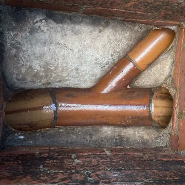 Clay drainage pipe junction in an inspection chamber