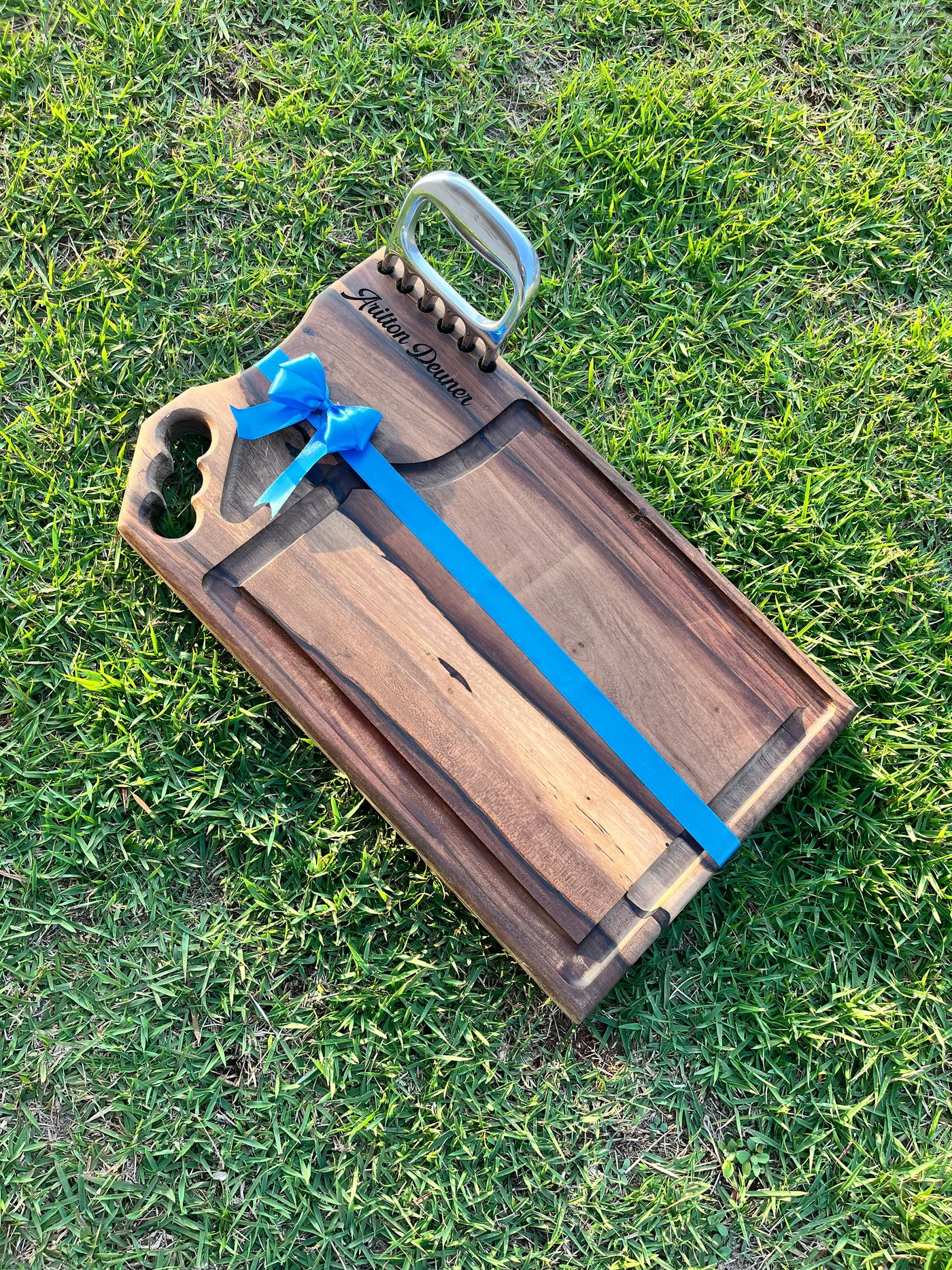 Tabla Artesanal HeartWood 50x30cm con espacio para salsa y Garra de Oso