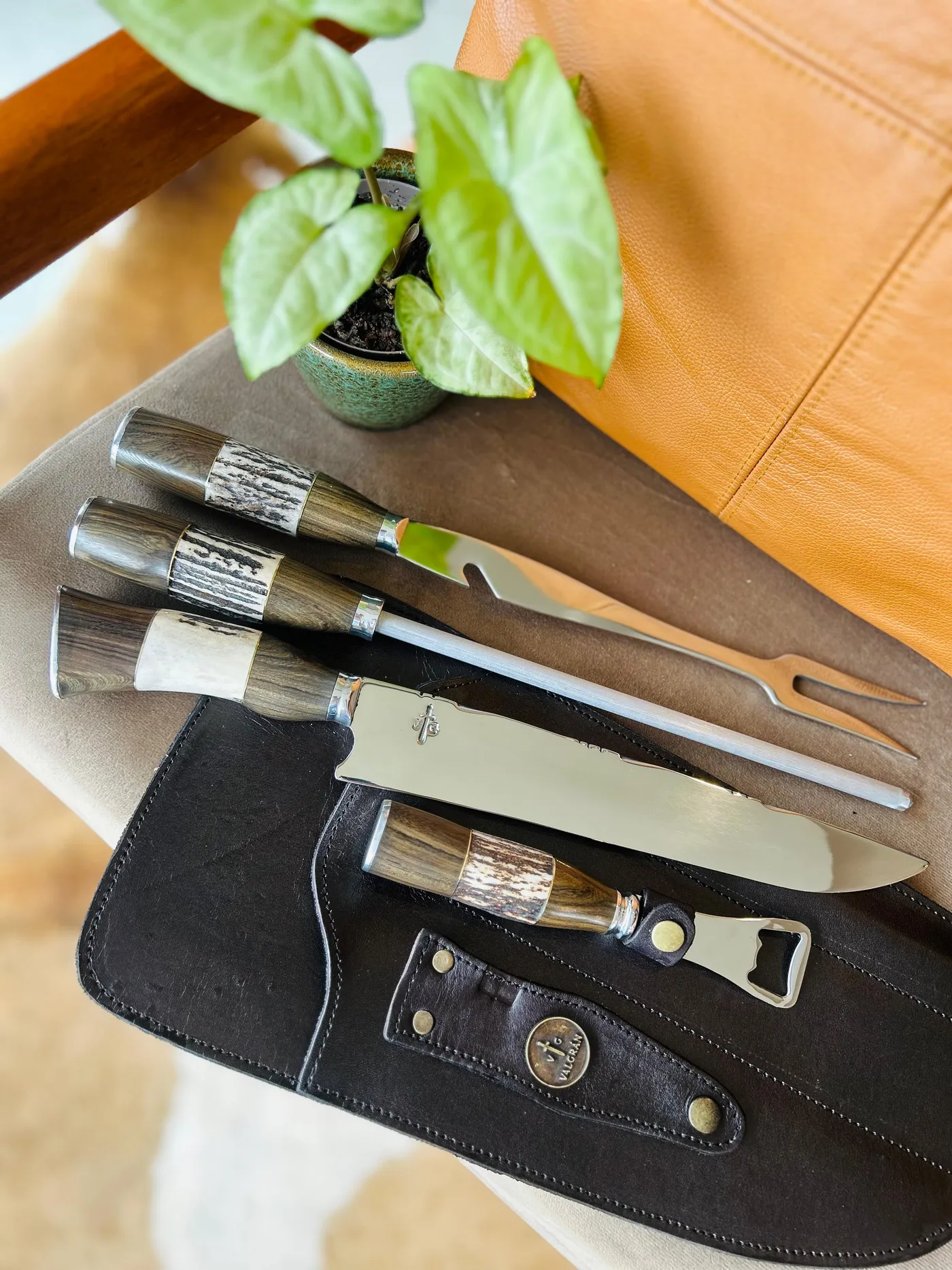 Kit 4 Piezas Artesanal Valgran - Cuchillo Asador + Tenedor + Chaira y Abridor de Botellas con Mango Decorado