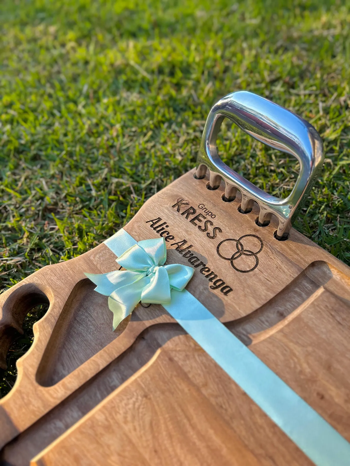 Tabla Artesanal HeartWood 50x30cm con espacio para salsa y Garra de Oso