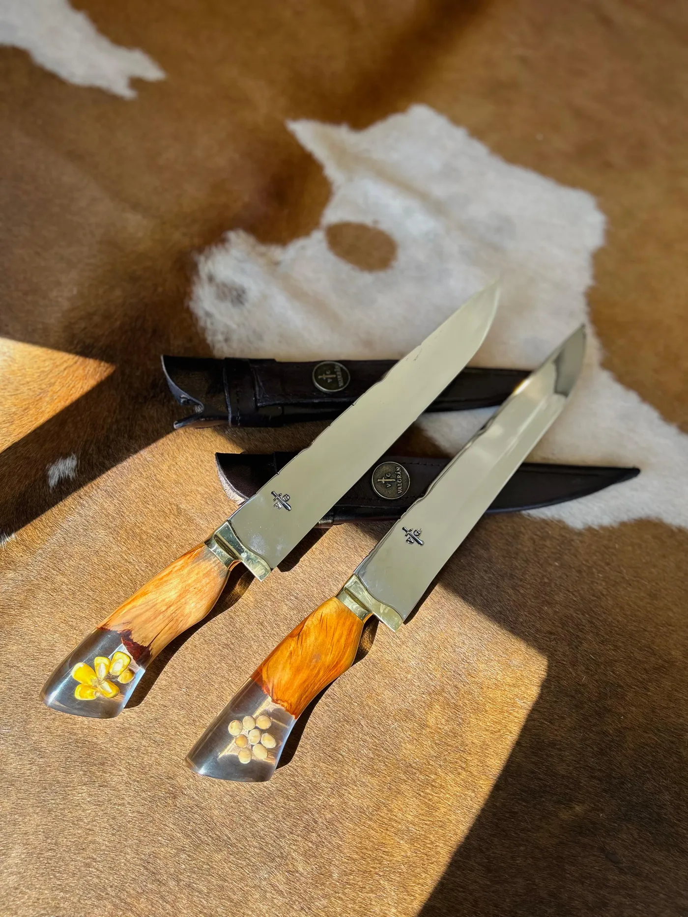 Cuchillo Artesanal Valgran - Linea Punta Ancha Mango Decorado c/ Pingente