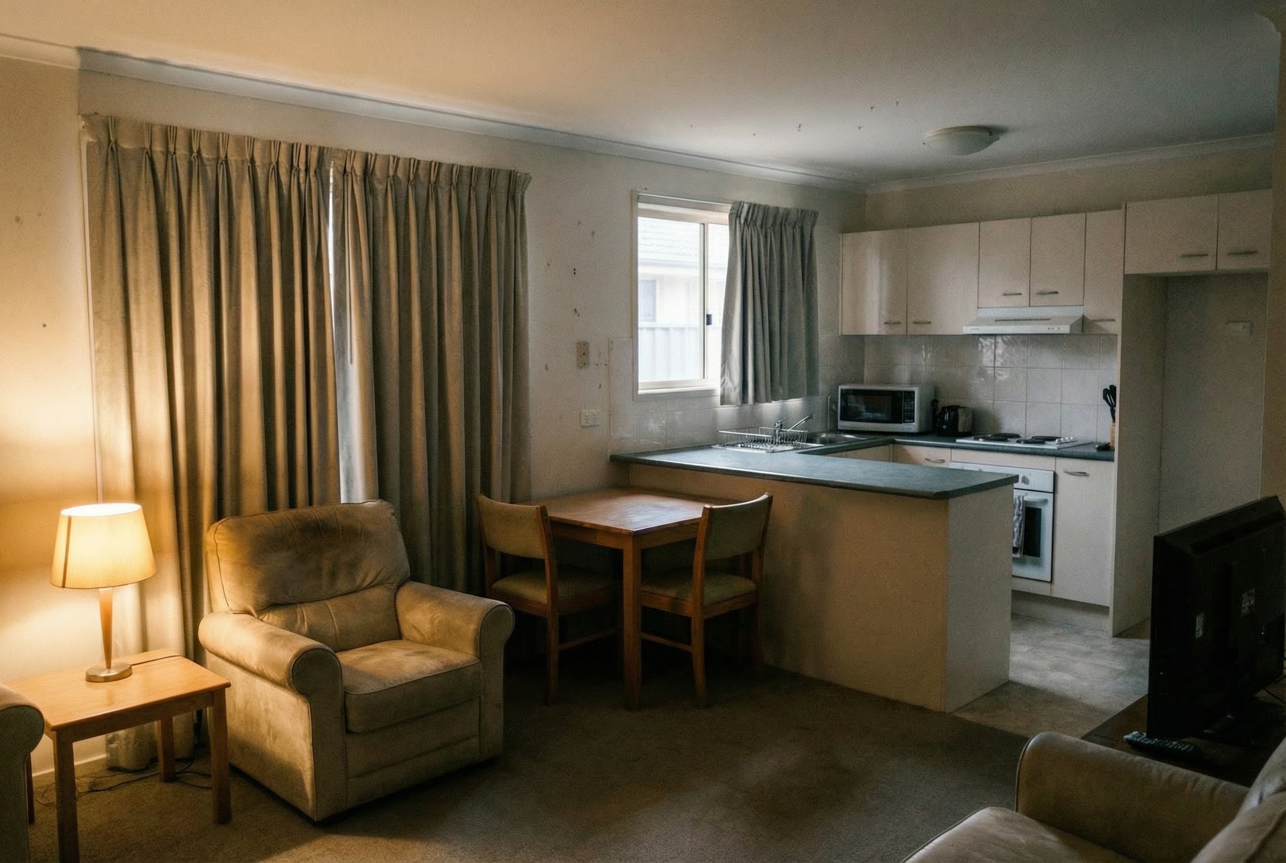 Investment unit with clutter removed but furniture kept - Tenant Cleanup variant