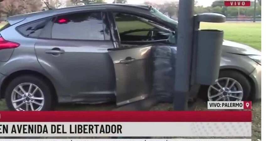 Chocó contra un semáforo en Avenida del Libertador tras escapar de un control