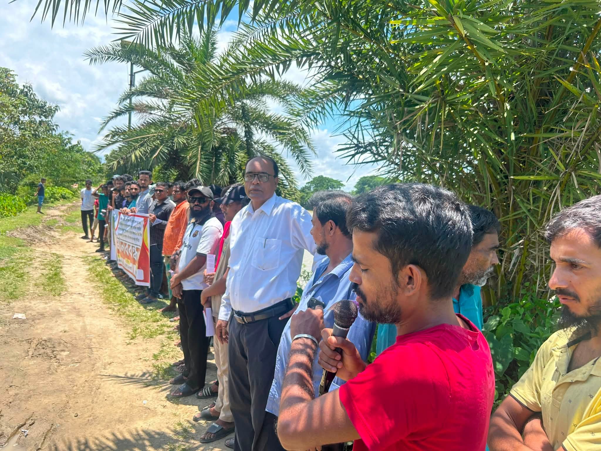 মনু নদীতে নিয়মনীতি লঙ্ঘন করে বালু উত্তোলনের অভিযোগে হাওর রক্ষা আন্দোলনের মানববন্ধন