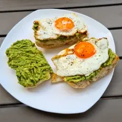 Sándwich de Huevo Frito con Aguacate