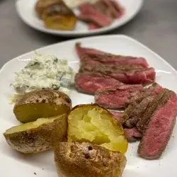 Stek Ribeye z Pieczonymi Ziemniakami i Sałatką z Cukinii