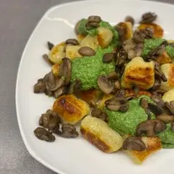 Ñoquis con Salsa de Espinacas y Ricotta y Champiñones Dorados