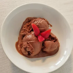 Schokoladen-Himbeer-Eiscreme