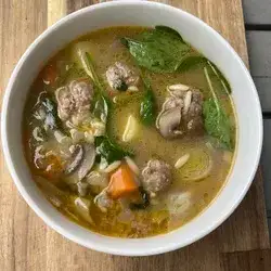 Herzhafte Herbstsuppe mit Hackbällchen und Kokosmilch
