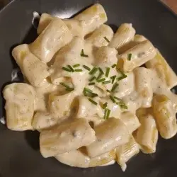 Kremowe Penne z Potrójnym Sosem Serowym: Gorgonzola i Parmezan