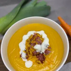 Sopa de Zanahoria con Cheddar y Salsiccia