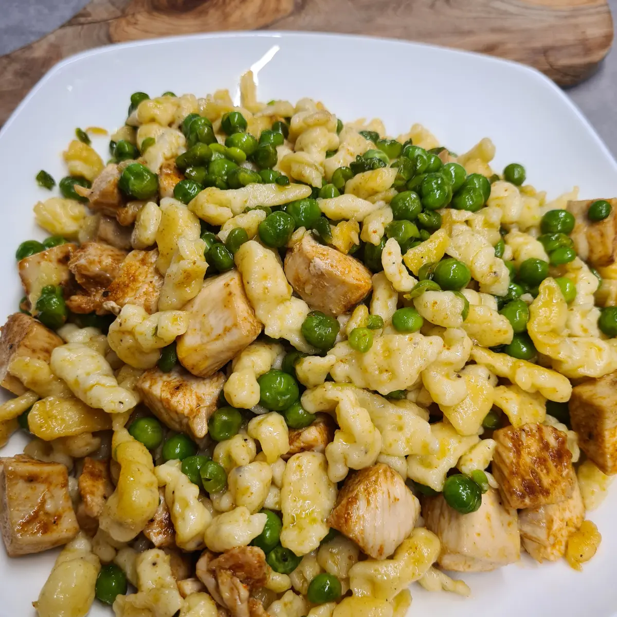 Spätzle with Green Peas and Chicken Bites Recipe - Rocely