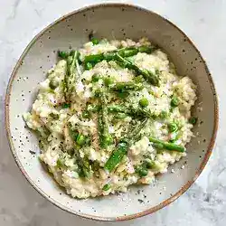 Kremowe risotto ze świeżymi zielonymi szparagami i parmezanem, odświeżona włoska tradycja