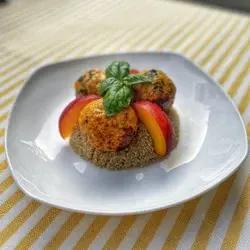 Hähnchen-Fleischbällchen mit Kräuter-Quinoa und Pfirsichen