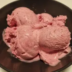 Glace crémeuse fraise-fruit du dragon